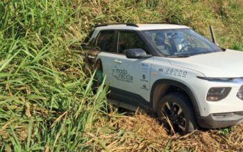 Chevrolet Montana sai da pista após colisão com carreta durante ultrapassagem na BR-364 entre Jaru e Ouro Preto