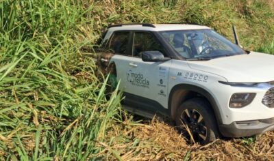 Chevrolet Montana sai da pista após colisão com carreta durante ultrapassagem na BR-364 entre Jaru e Ouro Preto