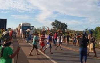 Manifestação indígena segue e BR-364 permanece parcialmente bloqueada em Cacoal