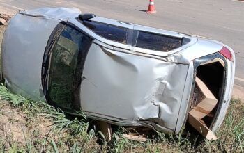 Jaru: Motorista capota Fiat Palio após rampar quebra molas na Av JK