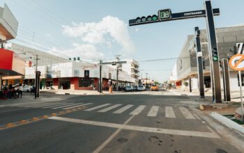 Prefeitura de Jaru instala novos semáforos nos cruzamentos da Avenida Padre Adolpho Rohl com as Avenidas Marechal Rondon e Dom Pedro I; aparelhos possuem sinalização com tempo de travessia para pedestres