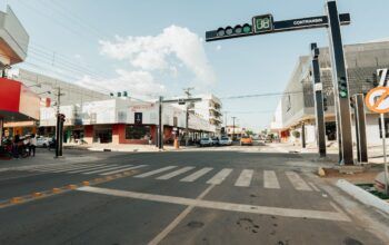 Prefeitura de Jaru instala novos semáforos nos cruzamentos da Avenida Padre Adolpho Rohl com as Avenidas Marechal Rondon e Dom Pedro I; aparelhos possuem sinalização com tempo de travessia para pedestres