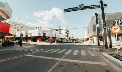 Prefeitura de Jaru instala novos semáforos nos cruzamentos da Avenida Padre Adolpho Rohl com as Avenidas Marechal Rondon e Dom Pedro I; aparelhos possuem sinalização com tempo de travessia para pedestres