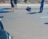 Jaru: Colisão entre Honda Biz e Corolla deixa motociclista ferida na rua Rio de Janeiro próximo o Bradesco