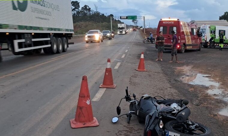 Jaru: Motociclista fica ferido após colisisão com caminhão na BR-364, entrada da LH-628