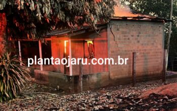 Jaru: Casa frequentada por usuários de drogas é incendiada após morador ser agredido no Jardim dos Estados