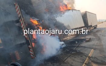 Colisão entre carretas deixa dois mortos entre Itapuã do Oeste e Candeias