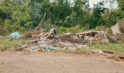 Proibido: Prefeitura de Jaru alerta para os riscos do descarte irregular de lixo e entulhos; responsáveis podem ser penalizados com multas que podem chegar a mais de 50 mil reais