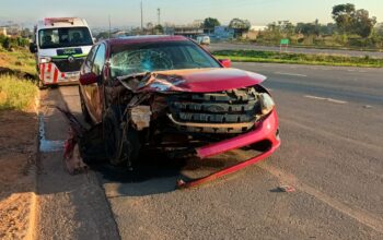 Jaru: Motorista de Fusion perde o controle e colide na traseira de caminhão na BR-364, próximo à Fiat Gima