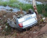 Jaru: Motorista com sinais de embriaguez capota carro e deixa local do acidente apé na BR-364 próximo ao Frigon