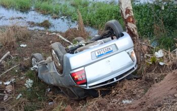 Jaru: Motorista com sinais de embriaguez capota carro e deixa local do acidente apé na BR-364 próximo ao Frigon