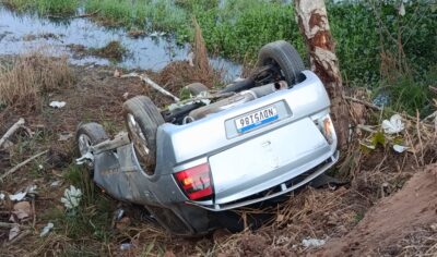 Jaru: Motorista com sinais de embriaguez capota carro e deixa local do acidente apé na BR-364 próximo ao Frigon