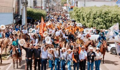 Cavalgada da ExpoJaru 2026 foi sucesso de participantes e animação