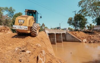 Prefeitura de Jaru conclui terraplanagem e aterro das cabeceiras da nova galeria da Rua Rio Grande do Norte, no Setor 05; obra avança para a fase de pavimentação