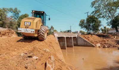 Prefeitura de Jaru conclui terraplanagem e aterro das cabeceiras da nova galeria da Rua Rio Grande do Norte, no Setor 05; obra avança para a fase de pavimentação