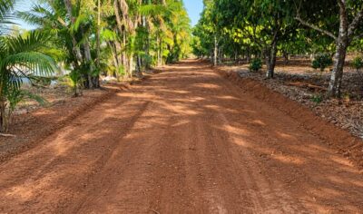 Caminho Rural amplia acesso às propriedades e facilita trabalho de produtores; programa é executado pela Prefeitura de Jaru com maquinários e recursos próprios