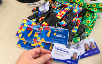 Secretaria de Desenvolvimento Social de Jaru realiza entrega de carteirinhas que garantem atendimento preferencial a pessoas com autismo e fibromialgia; solicitantes devem comparecer à Semdes para retirar o documento