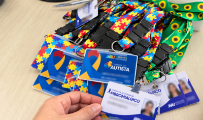 Secretaria de Desenvolvimento Social de Jaru realiza entrega de carteirinhas que garantem atendimento preferencial a pessoas com autismo e fibromialgia; solicitantes devem comparecer à Semdes para retirar o documento