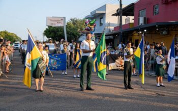 Com o tema “Jaru, das raízes ao progresso: uma história construída por seu povo”, desfile cívico promovido pela Prefeitura resgata história e desenvolvimento do município