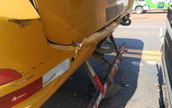 Jaru: Carreta atinge traseira de micro-ônibus escolar durante “Pare e Siga” na BR-364