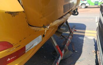 Jaru: Carreta atinge traseira de micro-ônibus escolar durante “Pare e Siga” na BR-364