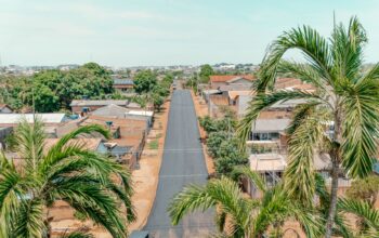 Mais asfalto, mais mobilidade urbana: Prefeitura de Jaru pavimenta dois novos trechos de vias no Setor 06: um na Rua Dilma de Oliveira e outro na Rua Heitor Villa-Lobos