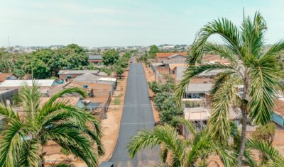 Mais asfalto, mais mobilidade urbana: Prefeitura de Jaru pavimenta dois novos trechos de vias no Setor 06: um na Rua Dilma de Oliveira e outro na Rua Heitor Villa-Lobos