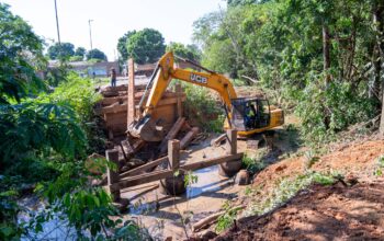 Prefeitura de Jaru constrói galeria de concreto na Rua Américo Vespúcio, no bairro Jardim dos Estados; estrutura terá mais de 12 metros de extensão e será realizada com recursos próprios do município