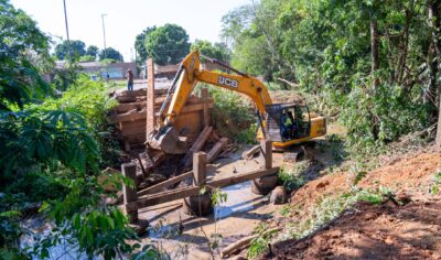 Prefeitura de Jaru constrói galeria de concreto na Rua Américo Vespúcio, no bairro Jardim dos Estados; estrutura terá mais de 12 metros de extensão e será realizada com recursos próprios do município