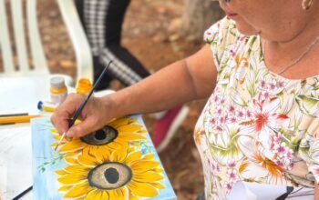 Setembro Amarelo: Centro de Atenção Psicossocial de Jaru realiza oficina de pintura ao ar livre; atividade é uma das ferramentas utilizadas no cuidado com a saúde mental