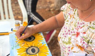 Setembro Amarelo: Centro de Atenção Psicossocial de Jaru realiza oficina de pintura ao ar livre; atividade é uma das ferramentas utilizadas no cuidado com a saúde mental
