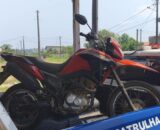 CACAULÂNDIA – POLÍCIA MILITAR LOCALIZA MOTOCICLETA COM RESTRIÇÃO DE FURTO ESCONDIDA EM RESIDÊNCIA