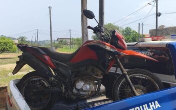CACAULÂNDIA – POLÍCIA MILITAR LOCALIZA MOTOCICLETA COM RESTRIÇÃO DE FURTO ESCONDIDA EM RESIDÊNCIA