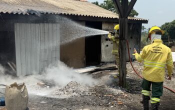 Jaru: Bombeiros agem rápido e evitam que incêndio se espalhe por imóvel