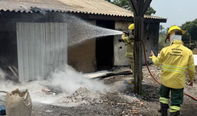 Jaru: Bombeiros agem rápido e evitam que incêndio se espalhe por imóvel