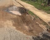 Jaru: Caminhões caçamba com brita e areia são alvo de reclamações após ruas recém-asfaltadas apresentarem danos no setor 07