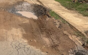 Jaru: Caminhões caçamba com brita e areia são alvo de reclamações após ruas recém-asfaltadas apresentarem danos no setor 07