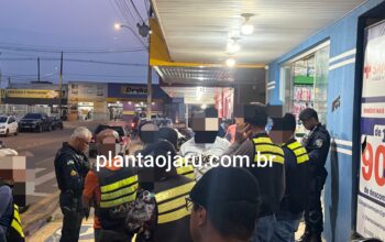 Jaru: Bate-boca entre mototaxistas e motociclistas de aplicativo termina na presença da PM