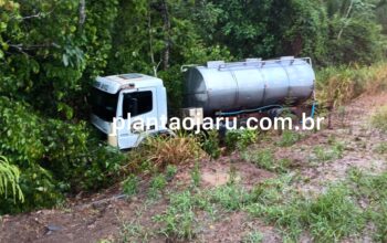 Jaru: Caminhão leiteiro sai da pista e cai em ribanceira na Br-364, proximo ao Frigon