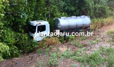 Jaru: Caminhão leiteiro sai da pista e cai em ribanceira na Br-364, proximo ao Frigon