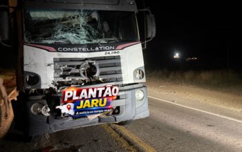 Jaru: Colisão entre caminhão baú e carreta deixa trânsito lento por mais de duas horas na BR-364