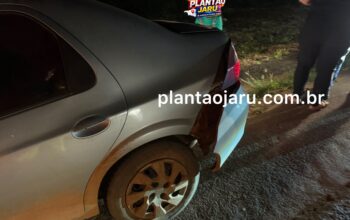 Jaru: Colisão traseira entre carros acontece a 200 metros de acidente envolvendo caminhão e carreta