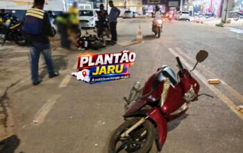 JARU – Motociclista colide com Biz e cai após rampar lombada durante ultrapassagem