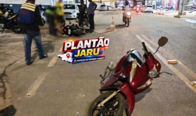 JARU – Motociclista colide com Biz e cai após rampar lombada durante ultrapassagem