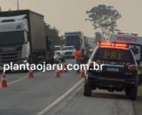 Jaru: Motociclista fica ferido após colidir na traseira de Fiat Strada na BR-364, próximo à Linha 628