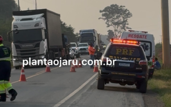 Jaru: Motociclista fica ferido após colidir na traseira de Fiat Strada na BR-364, próximo à Linha 628