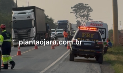 Jaru: Motociclista fica ferido após colidir na traseira de Fiat Strada na BR-364, próximo à Linha 628