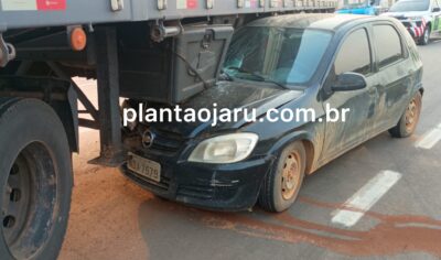 Jaru: Motorista de Celta fica ferido após colisão com carreta durante manobra de retorno na BR-364 próximo ao café Katuta