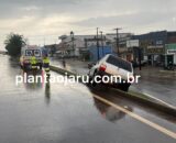 Jaru: Motorista perde controle de fiat uno e fica pendurado em ribanceira de quase 05 metros próximo a ponte sobre Rio Jaru