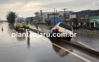 Jaru: Motorista perde controle de fiat uno e fica pendurado em ribanceira de quase 05 metros próximo a ponte sobre Rio Jaru
